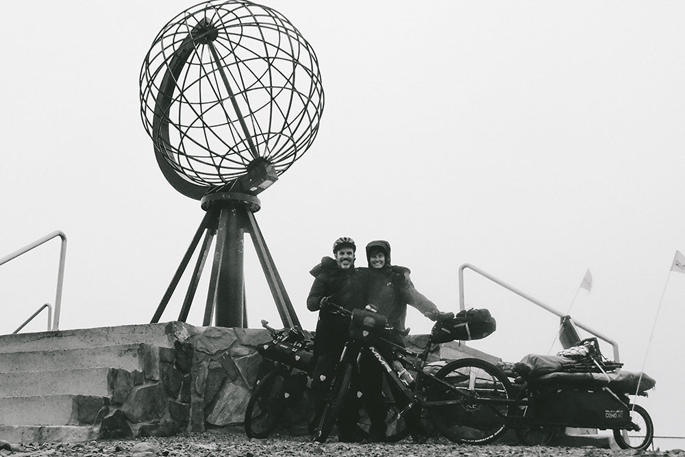 De Tarifa a Nordkapp en bicicleta: La Aventura Épica de Misha y Piter