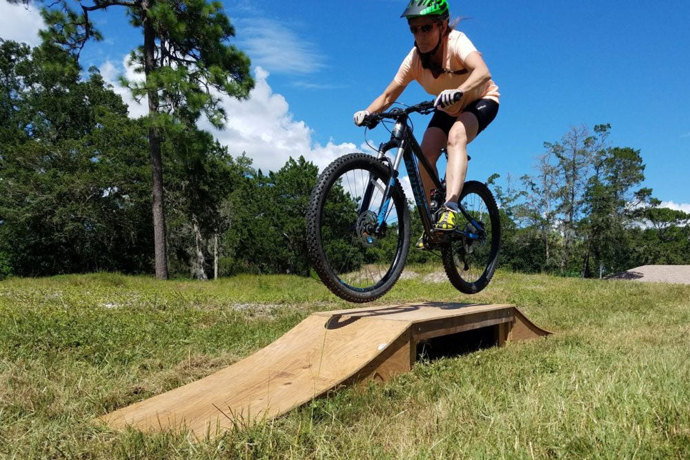 Cómo montarse una rampa de madera casera para bicicletas