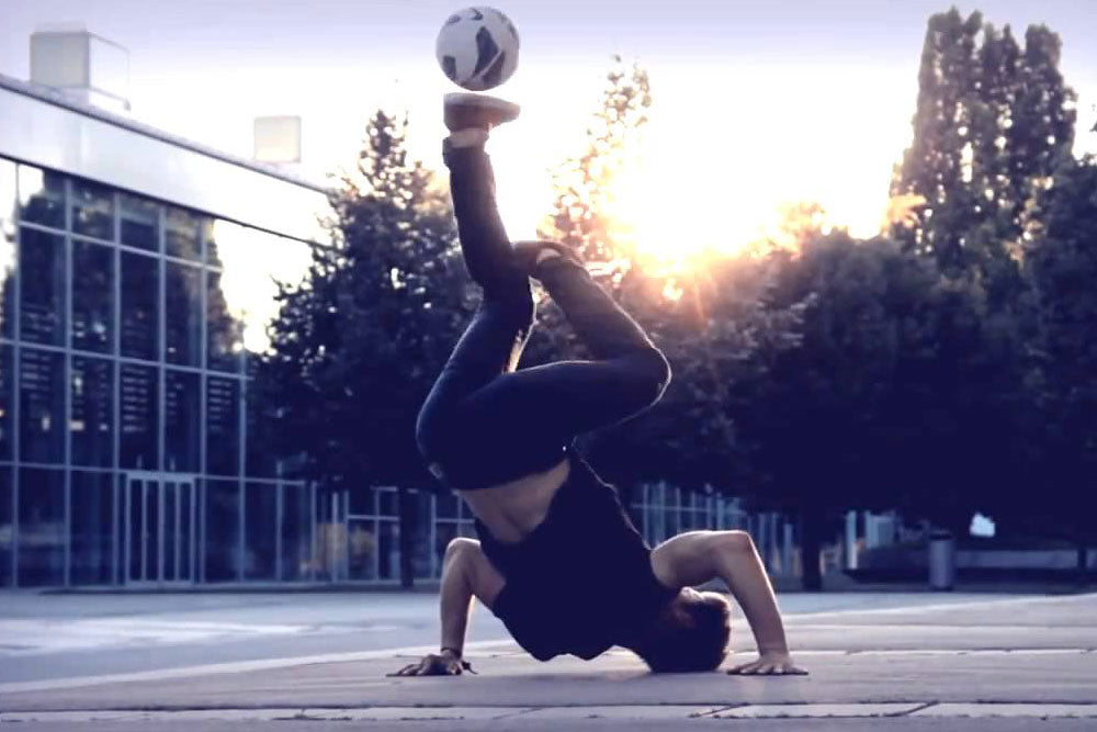 Freestyle football: dos vídeos de impresionantes trucos con balón