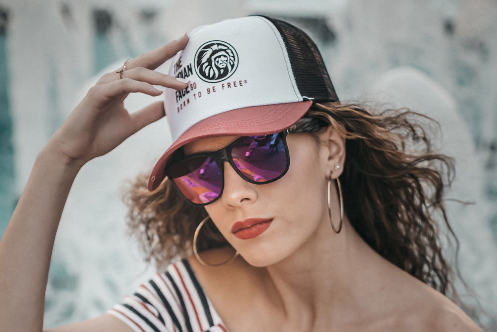 gafas de sol con lente roja