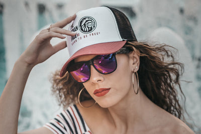 gafas de sol con lente roja