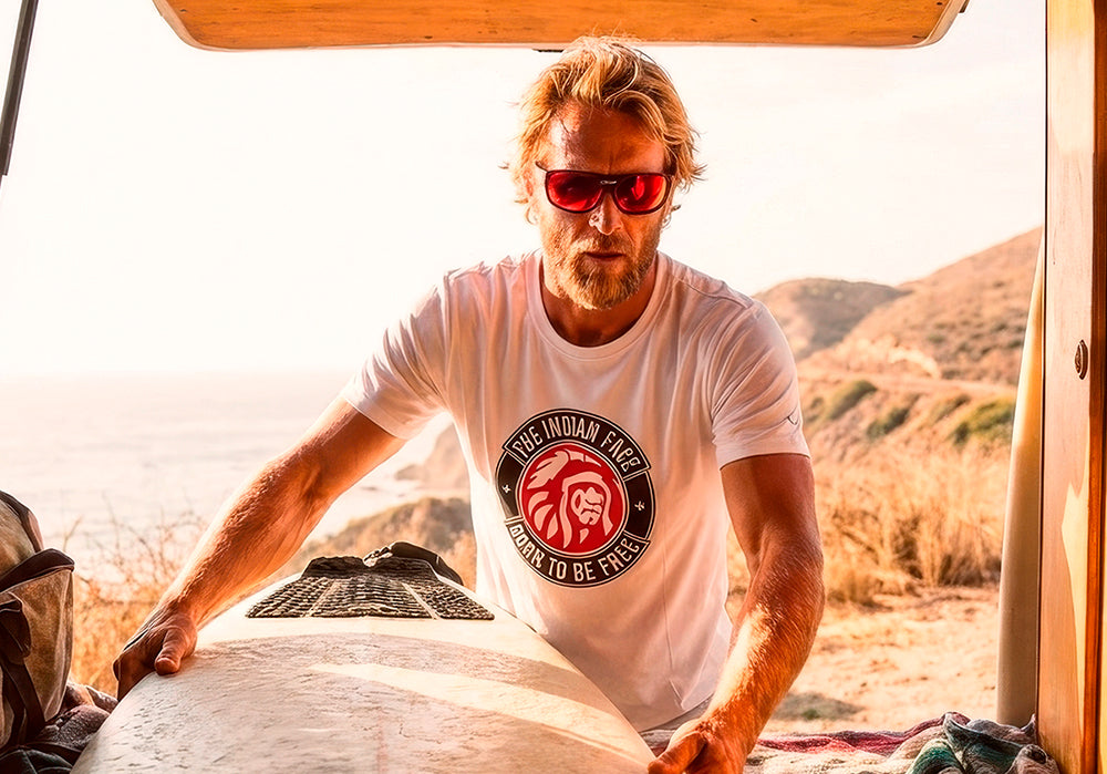 Surftrip: editorial de camisetas junto al mar