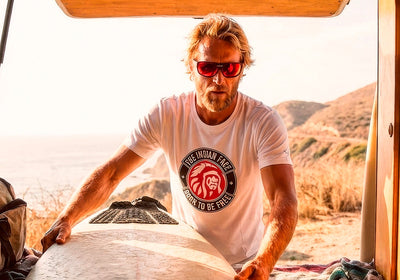 Surftrip: editorial de camisetas junto al mar