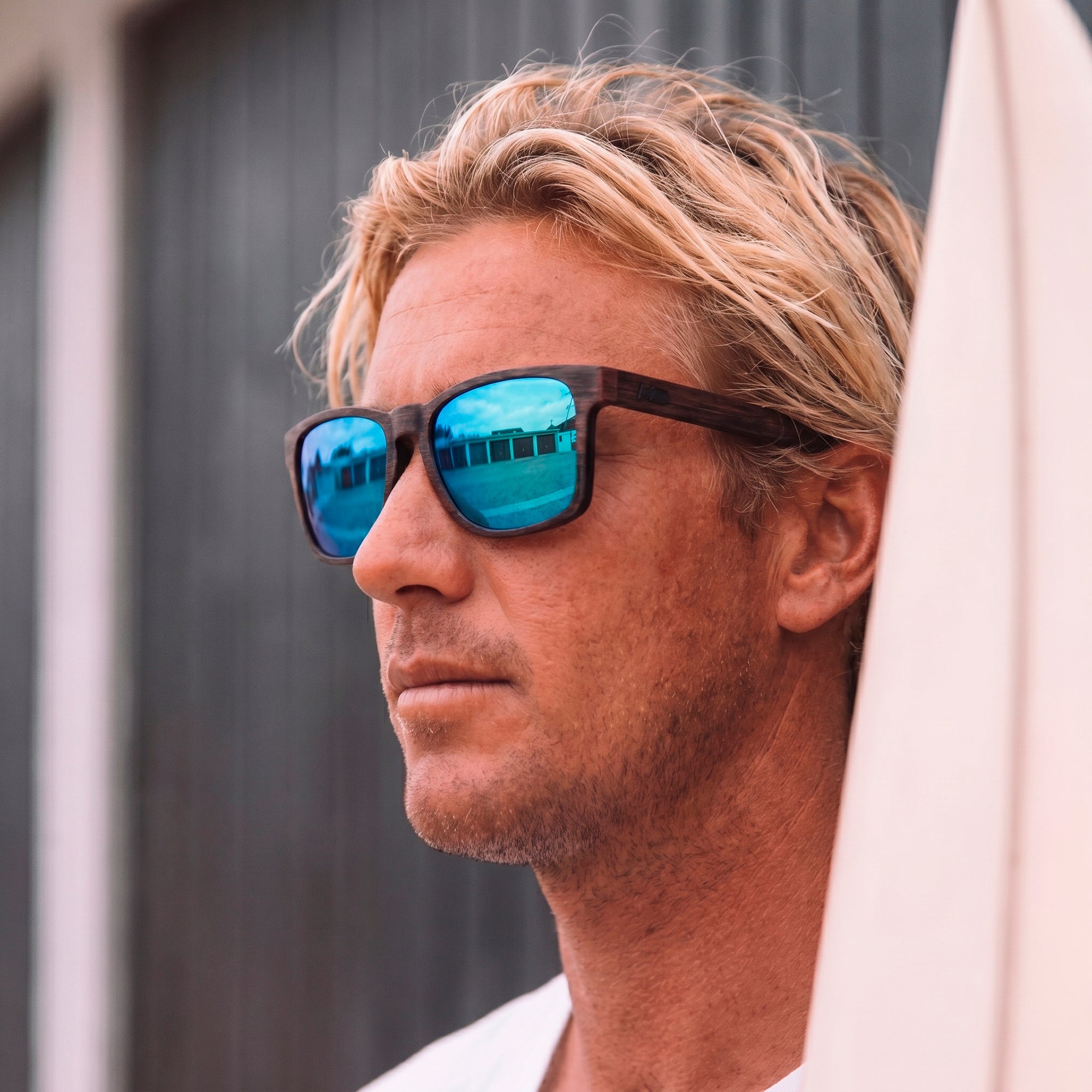 Homme avec lunettes de soleil The Indian Face en environnement outdoor, inspiration tendance 2027